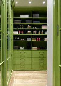 Г-образная гардеробная комната в зеленом цвете Нижнекамск